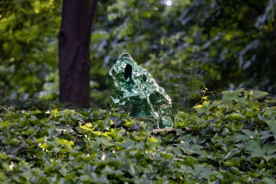 - >
  brooklyn-botanic-garden-birdhouses_dezeen_2364_col_4.jpg